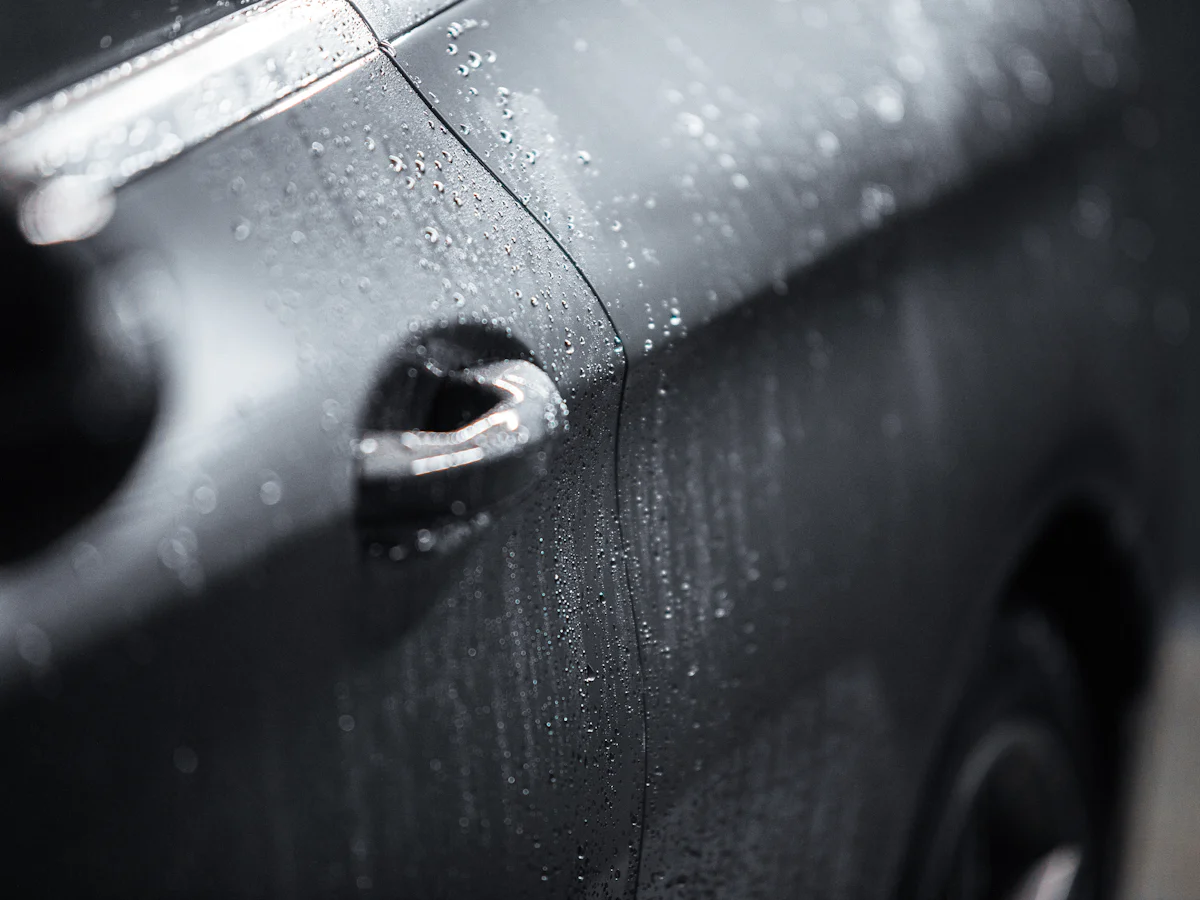 Gotas de agua perlando sobre pintura con tratamiento cerámico