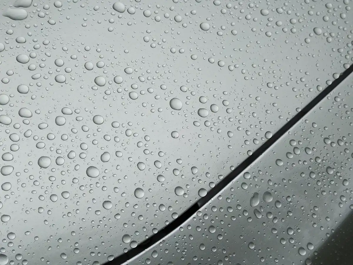 Gotas de agua sobre la pintura recién protegida de un carro